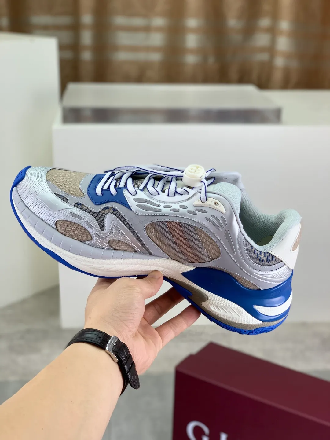Men's shoes 💰P980 new style 💰 Gucci, couple style, women's style will be released later, new 2.0 futuristic sneakers‼ ️A pair of subversive sneakers is here. Gucci 2.0, a full series of 4 colors with key investment, smart silhouette: slightly curved forefoot design, you can clearly feel the propulsion when commuting and trotting, and it can enhance the sense of line extension when paired with wide-leg pants or cycling pants. EVA thick soles not only have a comfortable height-increasing effect, but also reduce weight (it actually lasts 3 hours of shopping without tiring your feet!) Highlight moments for lazy people: 2. Just choose it for airport wear! You can take them off in seconds after passing the security check (you can put them on as soon as you lift the heel strap), because the shoes come with a sliding buckle, so no need! ! Tie your shoes. Really achieve the sense of relaxation that goes with you. Size: Female 35-40 Male 39-45